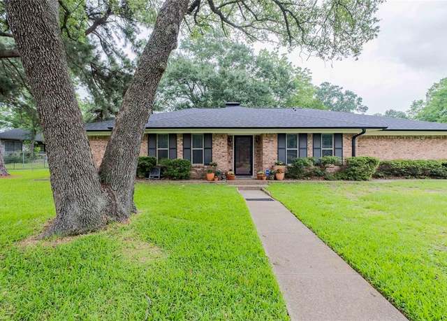 Property at 1015 Bel Air Dr, Athens, TX 75751, 3 beds, 2.5 baths