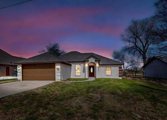 Property at 226 Lakeview Dr, Runaway Bay, TX 76426, 3 beds, 2 baths