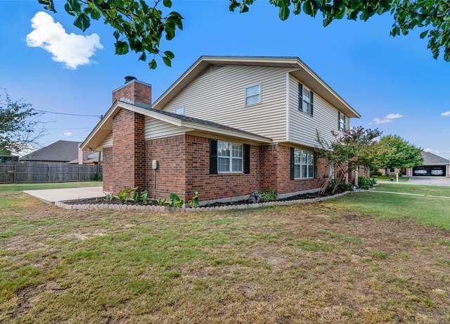 Property at 1101 W University Dr E, Gainesville, TX 76240, 4 beds, 3.5 baths