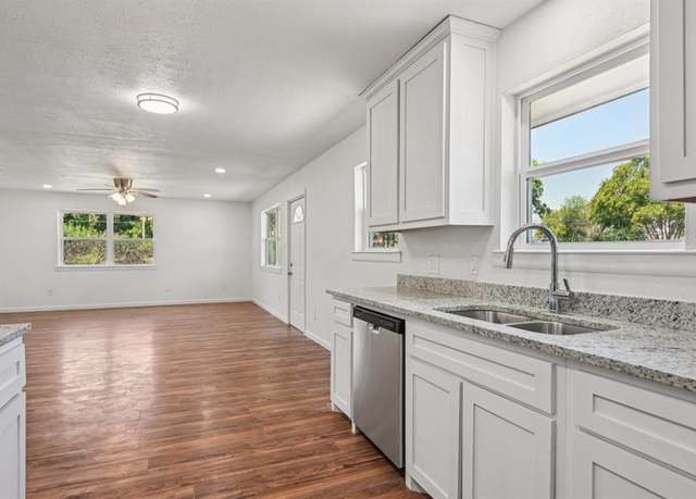 Property at 111 W Spurgeon St, Itasca, TX 76055, 3 beds, 1.5 baths