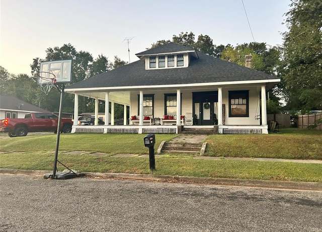 Property at 504 E 4th St, Mount Pleasant, TX 75455, 3 beds, 2 baths