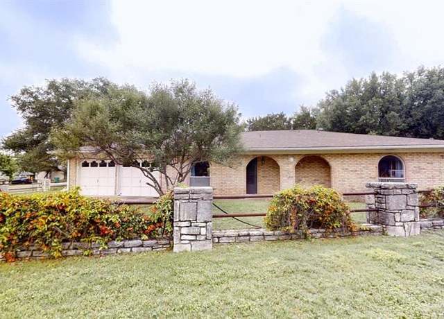 Property at 1103 Spanish Trail Dr, Granbury, TX 76048, 3 beds, 2 baths
