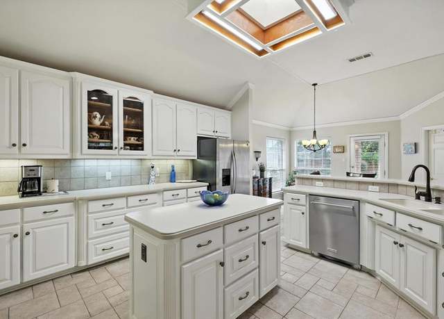 Property at 3612 Bordeaux Ln, Hurst, TX 76054, 3 beds, 2 baths
