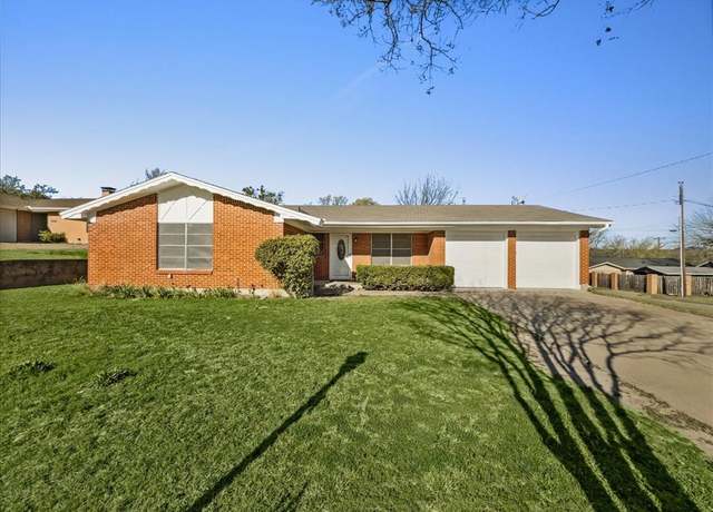 Property at 1302 Lynn St, Weatherford, TX 76086, 3 beds, 2 baths