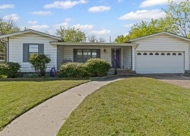 Property at 1321 W Water St, Weatherford, TX 76086, 3 beds, 2 baths