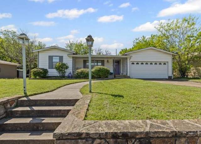 Property at 1321 W Water St, Weatherford, TX 76086, 3 beds, 2 baths