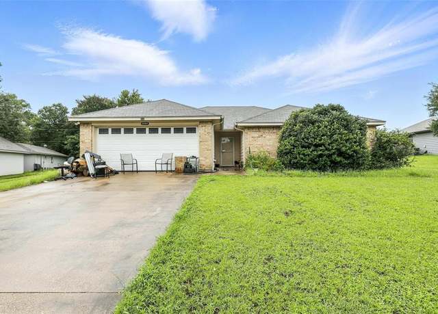 Property at 6204 Kelly Dr, Granbury, TX 76048, 3 beds, 2 baths