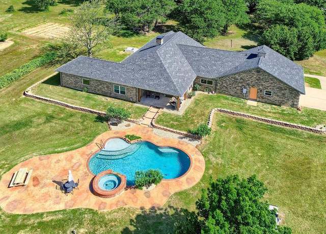 Property at 300 County Road 134, Gainesville, TX 76240, 3 beds, 2.5 baths