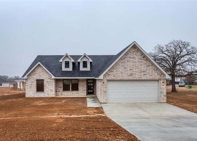 Property at 210 Prairie St, Jacksboro, TX 76458, 3 beds, 2 baths
