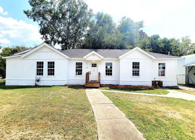 Property at 430 E 12th St, Bonham, TX 75418, 4 beds, 2 baths