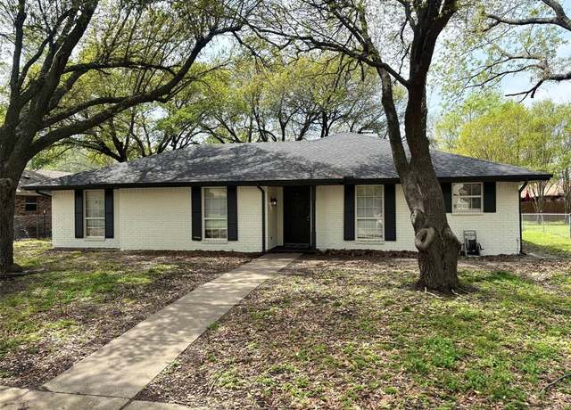 Property at 210 Hacienda Dr, Waxahachie, TX 75165, 3 beds, 2 baths