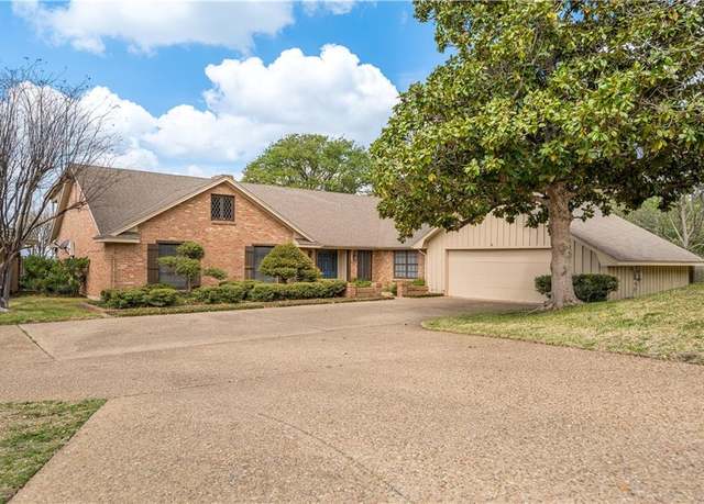 Property at 3709 Windmill Hill St, Waco, TX 76710, 5 beds, 3.5 baths