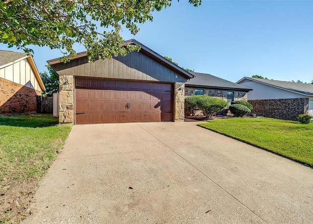 Property at 1300 Steinburg Ln, Fort Worth, TX 76134, 3 beds, 2 baths