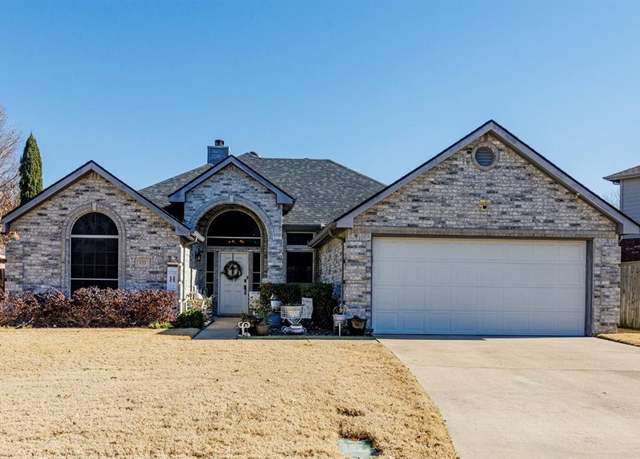 Property at 122 E Forestwood Dr, Forney, TX 75126, 3 beds, 2 baths