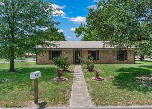 Property at 400 Davidson St, Sulphur Springs, TX 75482, 3 beds, 2 baths