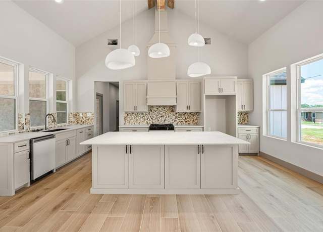 Property at 7404 N Sundance Dr, Joshua, TX 76058, 3 beds, 2.5 baths