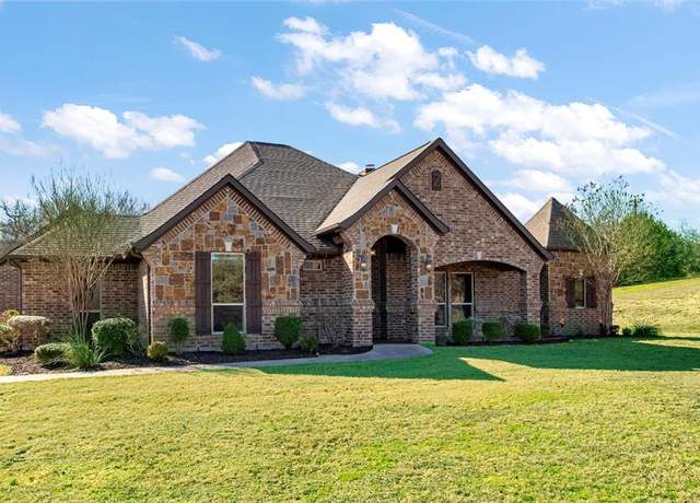 Property at 112 Royal Dr, Weatherford, TX 76085, 4 beds, 2 baths