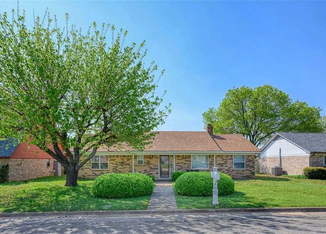 Property at 914 Boone Dr, Sherman, TX 75090, 3 beds, 2 baths