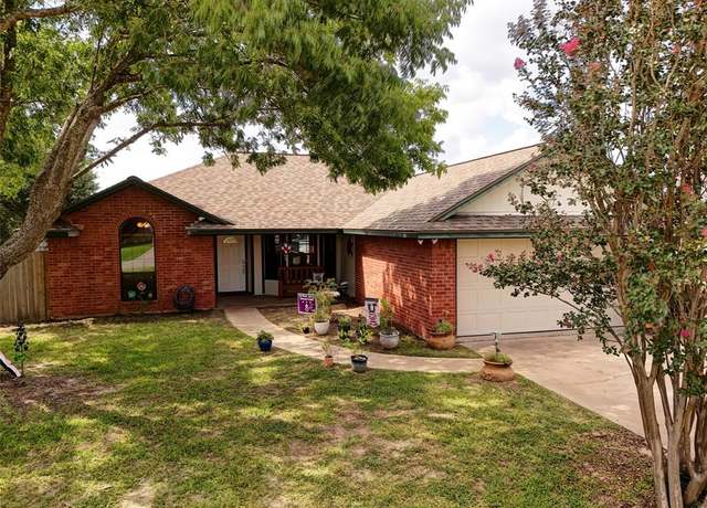 Property at 3952 Country Meadows Cir, Granbury, TX 76049, 4 beds, 2 baths