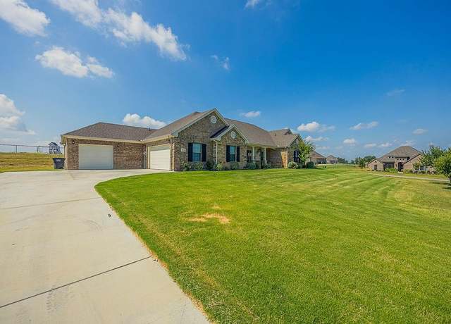 Property at 105 Kathy Stevens Ave, Springtown, TX 76082, 4 beds, 3 baths