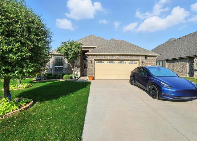 Property at 905 Cloudlock Dr, Saginaw, TX 76179, 4 beds, 2 baths