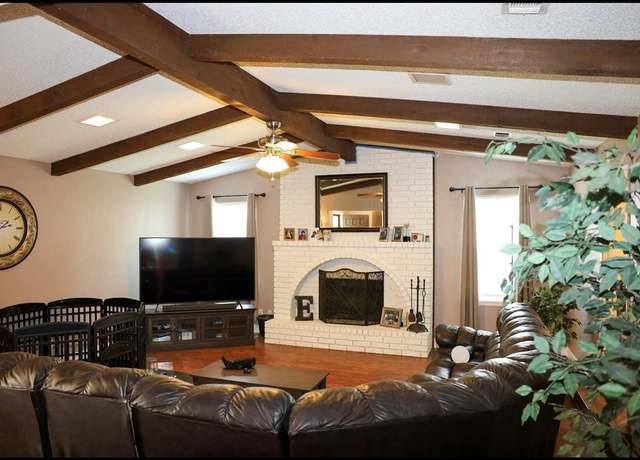 Property at 332 Crescent Dr, Hewitt, TX 76643, 3 beds, 2 baths