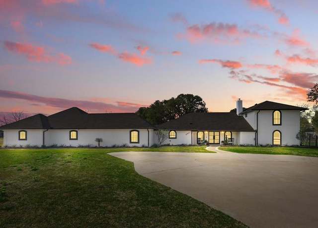 Property at 203 W Shady Shores Rd, Shady Shores, TX 76208, 5 beds, 4.5 baths
