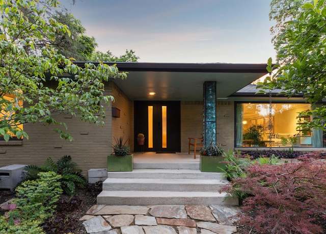 Property at 1649 Sylvan Ave, Dallas, TX 75208, 2 beds, 2 baths