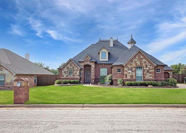 Property at 1717 Dakota Dr, Graham, TX 76450, 4 beds, 3.5 baths