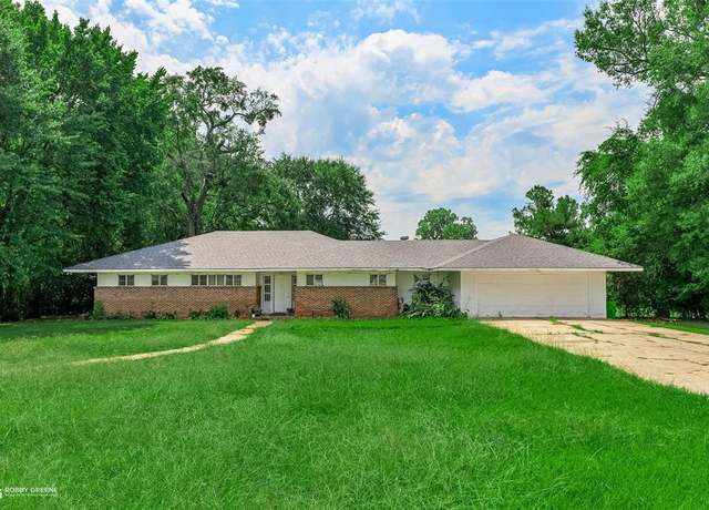 Property at 207 Red River St, Benton, LA 71006, 2 beds, 2.5 baths