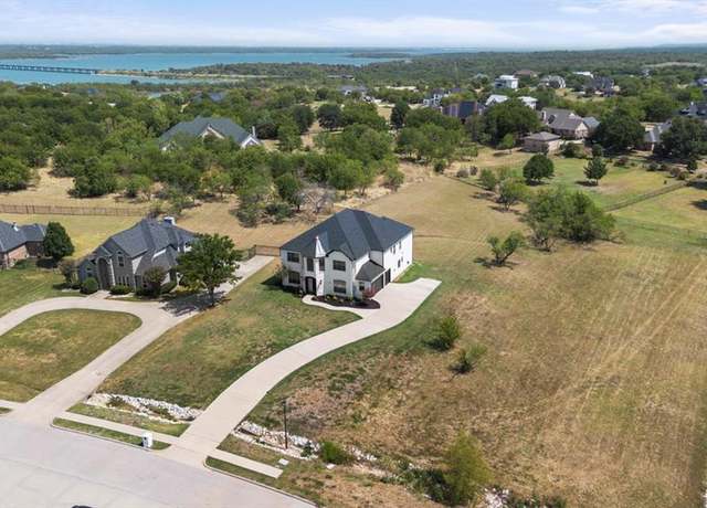 Property at 847 Bentwater Pkwy, Grand Prairie, TX 75104, 4 beds, 3.5 baths
