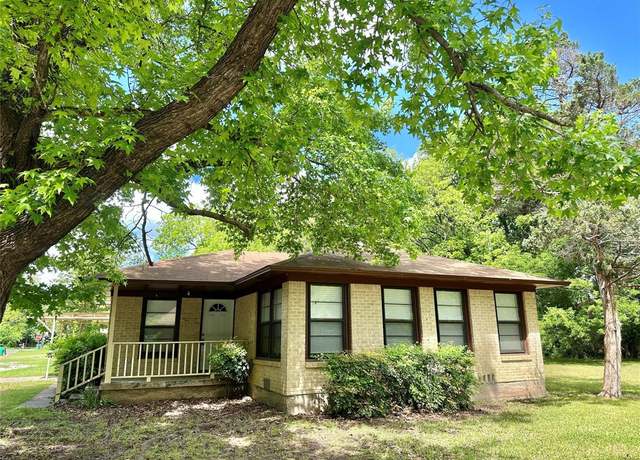 Property at 213 W Tennie St, Gainesville, TX 76240, 2 beds, 1 bath