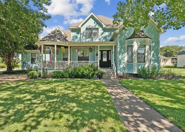Property at 228 W Moore St, Granbury, TX 76048, 4 beds, 2.5 baths