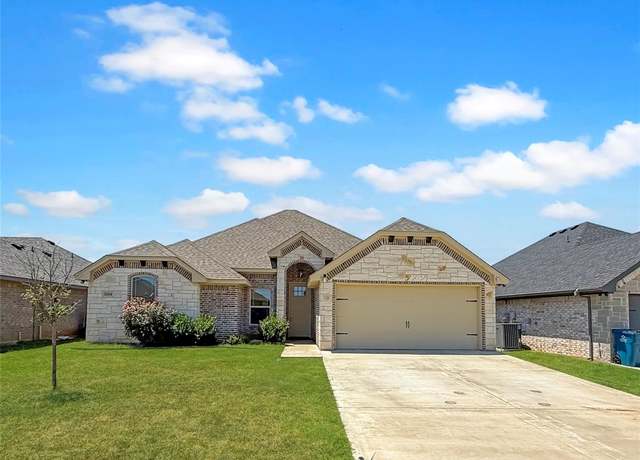 Property at 3304 White Horse Dr, Granbury, TX 76049, 4 beds, 2 baths