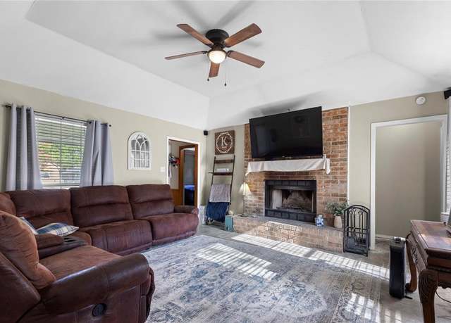 Property at 746 S Valentine Dr, Sherman, TX 75090, 3 beds, 2 baths