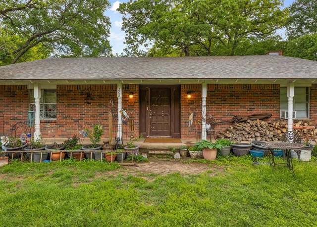 Property at 208 Shoreline Dr, Azle, TX 76020, 3 beds, 2 baths