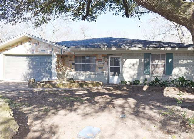 Property at 1602 Lexington Dr, Corsicana, TX 75110, 3 beds, 2 baths