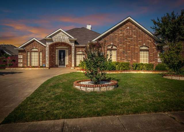 Property at 4708 Kestrel St, Grand Prairie, TX 75052, 3 beds, 2 baths