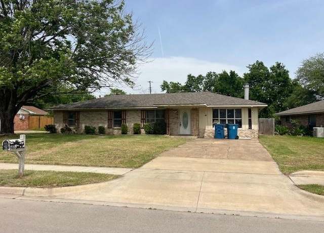 Property at 1401 Main St, Kaufman, TX 75142, 3 beds, 2 baths