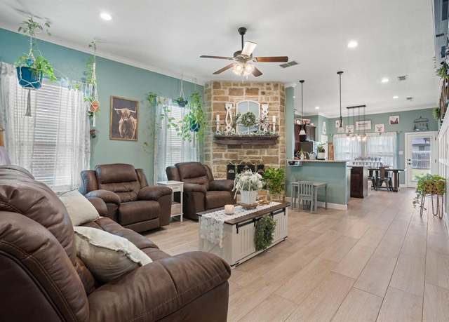 Property at 3104 Wrangler Ct, Granbury, TX 76049, 3 beds, 2 baths