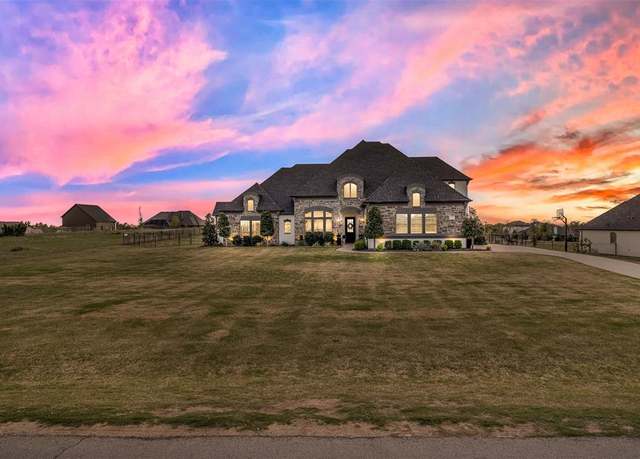 Property at 225 Martin Dr, Granbury, TX 76049, 4 beds, 3.5 baths