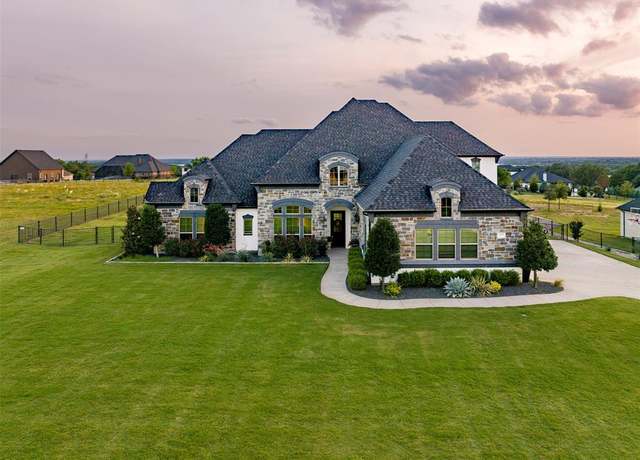 Property at 225 Martin Dr, Granbury, TX 76049, 4 beds, 3.5 baths