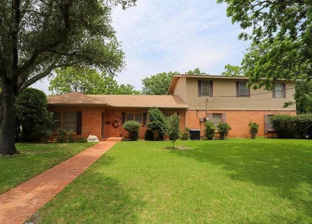 Property at 1000 S Harrison St, Mcgregor, TX 76657, 4 beds, 3.5 baths