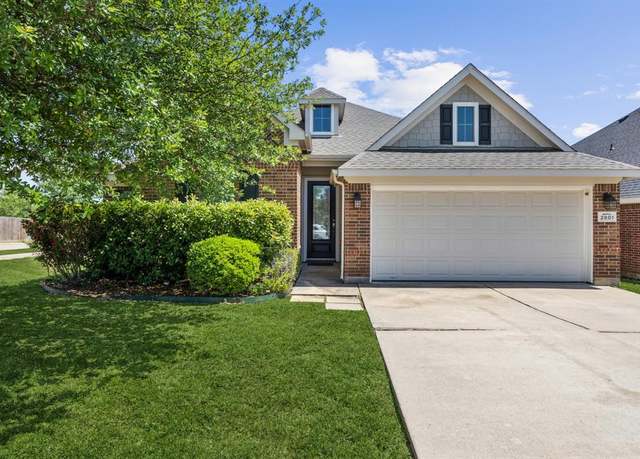 Property at 2801 Gardendale Dr, Fort Worth, TX 76120, 3 beds, 2 baths