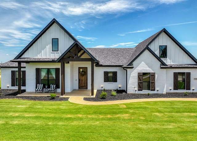 Property at 1240 Smith Trl, Weatherford, TX 76088, 4 beds, 2.5 baths