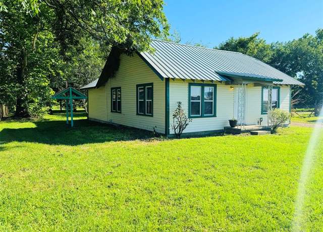 Property at 407 W Carnegie St, Winnsboro, TX 75494, 2 beds, 1 bath