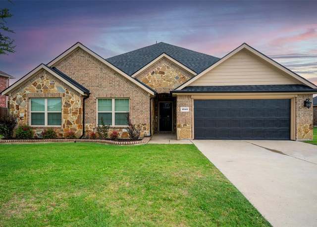 Property at 1543 Meadowlake Dr, Waxahachie, TX 75165, 4 beds, 2 baths