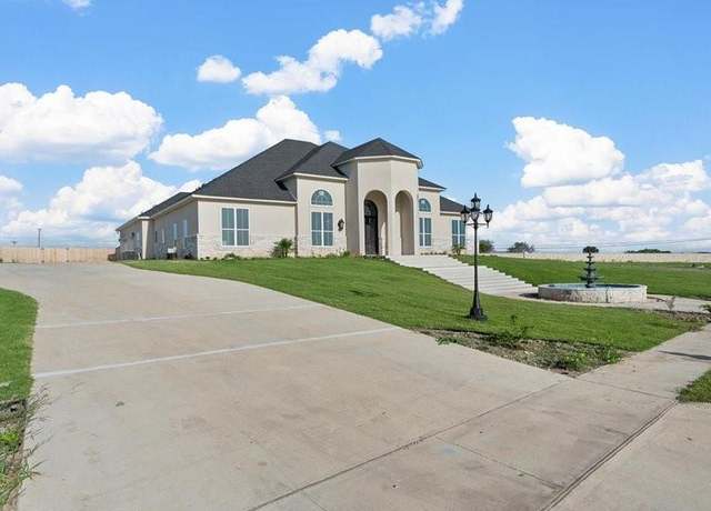 Property at 112 Yellow Rose St, Lorena, TX 76655, 4 beds, 4.5 baths