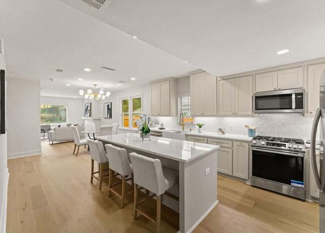 Property at 814 Turner Ave, Dallas, TX 75208, 3 beds, 2.5 baths