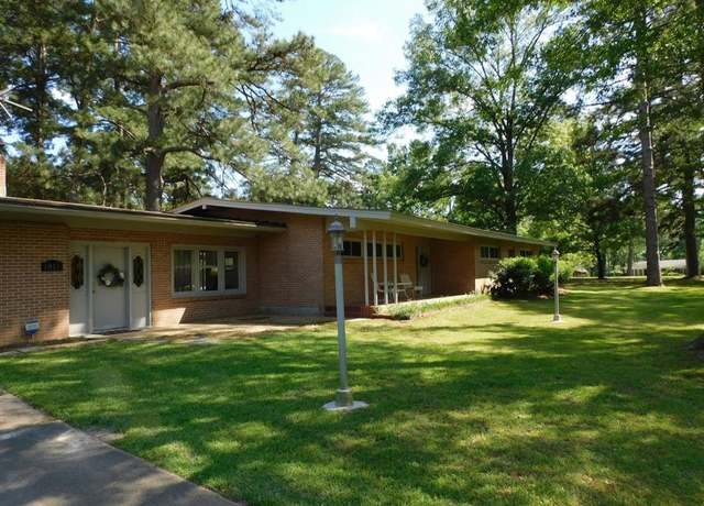 Property at 1015 Highland Dr, Mansfield, LA 71052, 3 beds, 2 baths